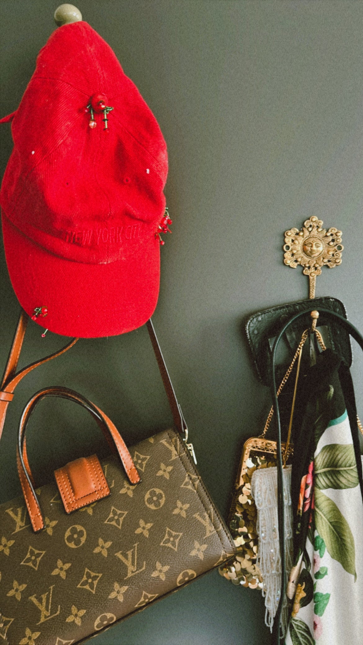 Oeteldonk red cap : Het bloemetjes gordijn editie 🌹